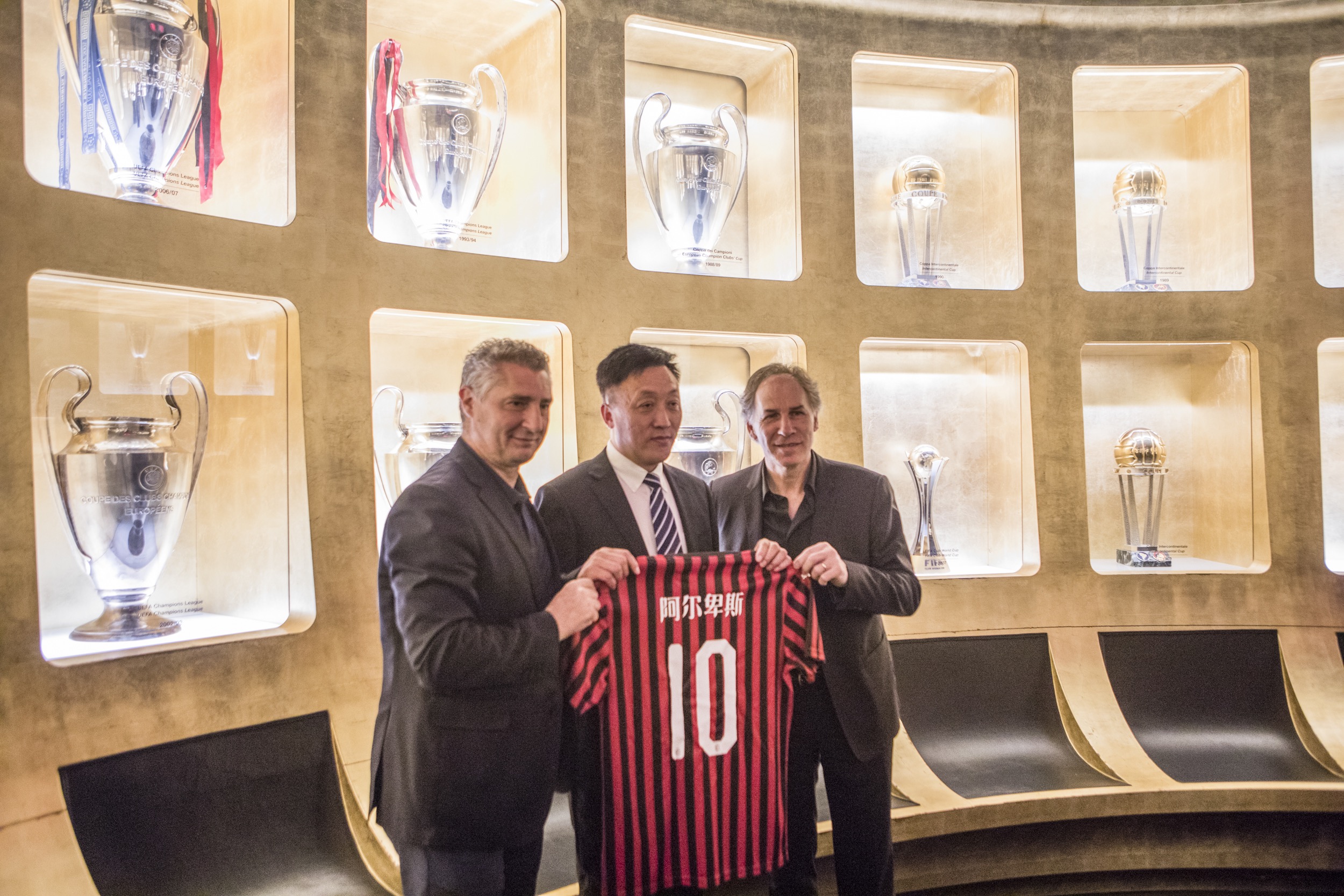 2025／26赛季英超：曼联1月锁定塞门约！不补中场欧战难入局（2025／26英超前瞻：曼联一月拿下塞门约，若不补强中场恐无缘欧战）