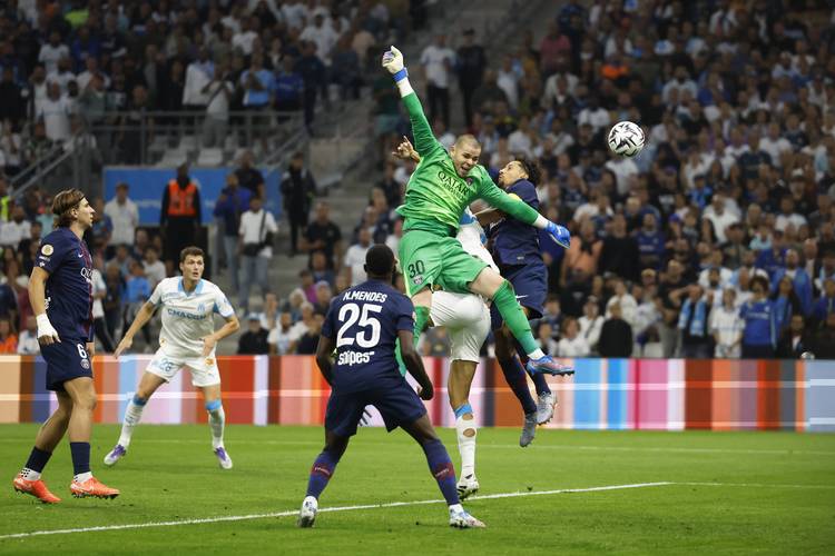 詹姆斯更新社媒：那些黑子们真走上球场，当场就会吓得尿裤子（詹姆斯社媒发声：那些喷子真上场，恐怕会当场吓得尿裤子）