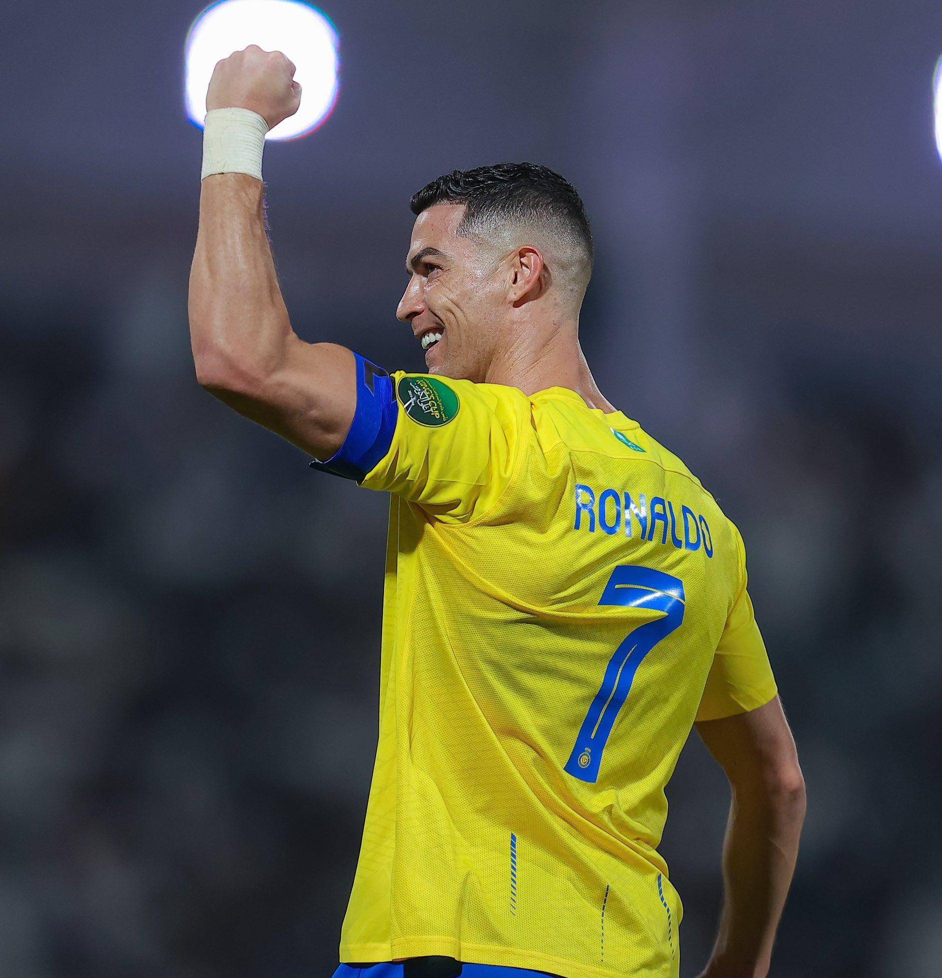 图片报：乌尔比希佩戴特制眼镜与耳罩训练，为了提高专注力（图片报：为提升专注力，乌尔比希训练中佩戴特制眼镜与耳罩）