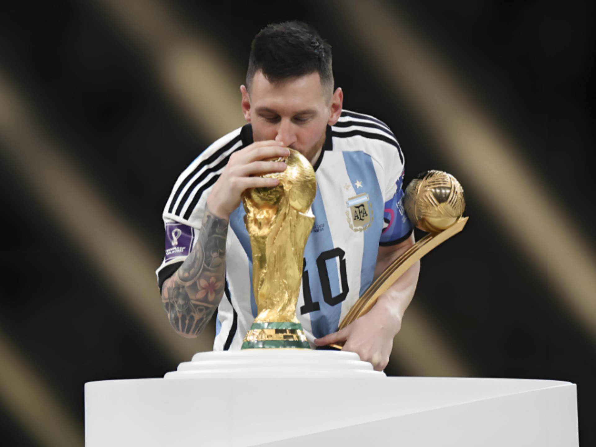 足球世界杯再次出现误判，慢镜头疯传（世界杯再现误判，慢镜头刷屏）