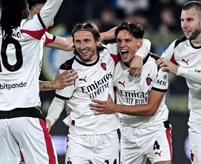 德甲最新积分战报 多特6轮不败稳居第3 差拜仁9分（德甲积分榜更新：多特近6轮不败稳坐第三，落后拜仁9分）