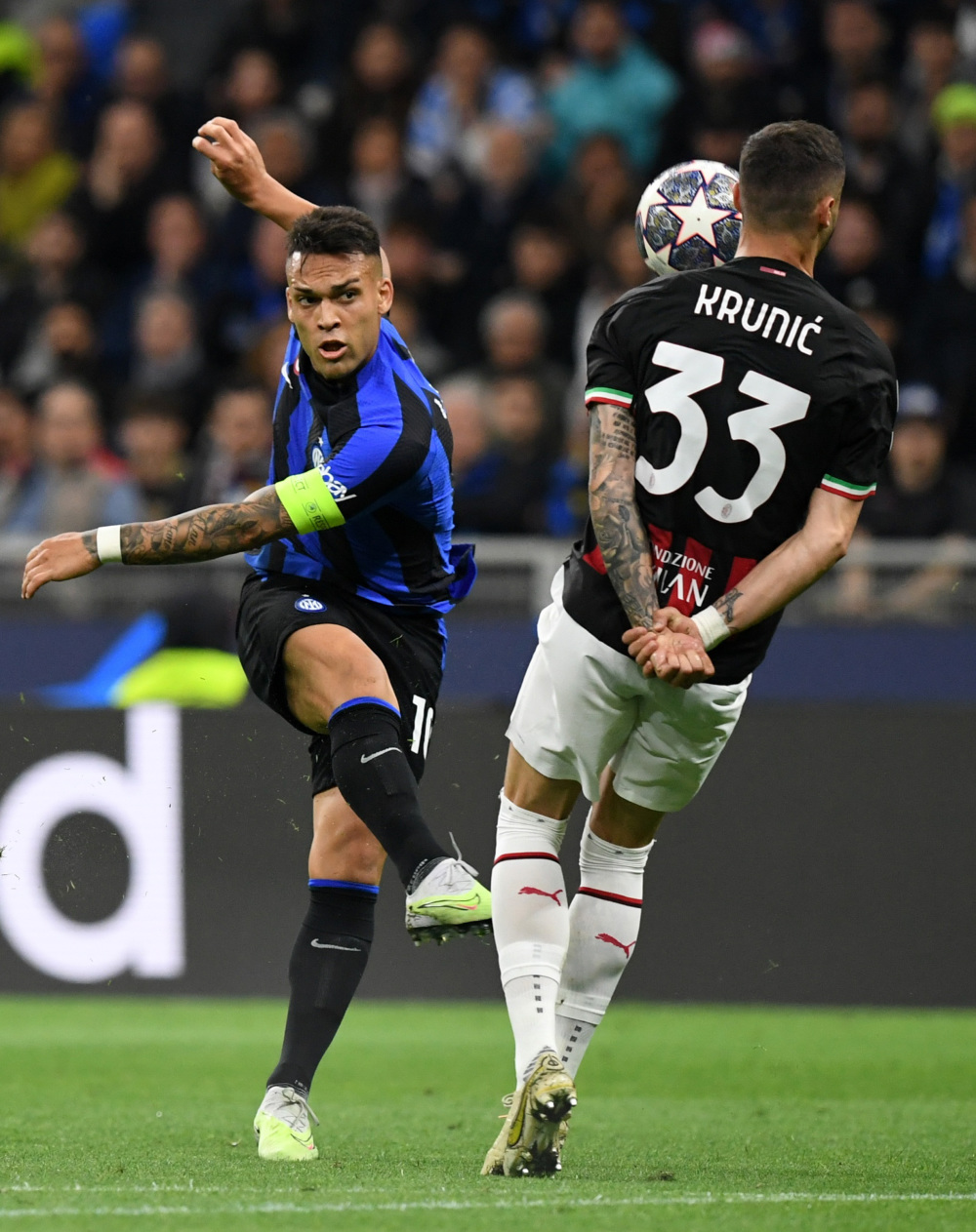 德甲生涯第10次戴帽，凯恩赛后将比赛用球带走收藏（凯恩德甲第10次上演帽子戏法，赛后带走比赛用球留作纪念）