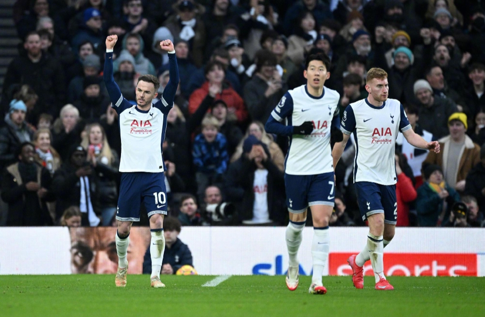 哥本哈根球迷单场向场内投掷83枚烟花，俱乐部被罚15万克朗（哥本哈根因球迷单场投掷83枚烟花被罚15万克朗）