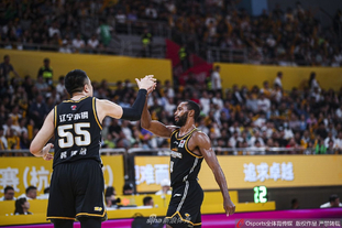 AC米兰内线强攻摧毁对手（AC米兰中路强攻击溃对手）