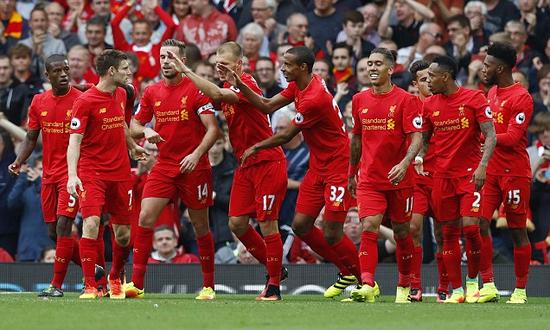 热刺抵达韩国受到热烈欢迎，有球迷在与麦迪逊合影时激动流泪（热刺抵韩获盛情迎接，球迷与麦迪逊合影激动落泪）