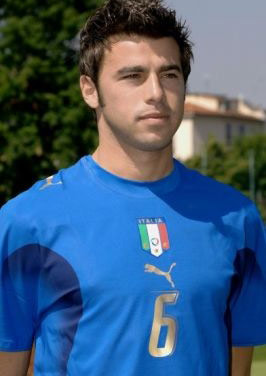 没绷住，1米95的哈兰德看到1米75的居莱尔角球盯防自己后笑了（1米95的哈兰德见1米75的居莱尔角球盯防，没忍住笑了）