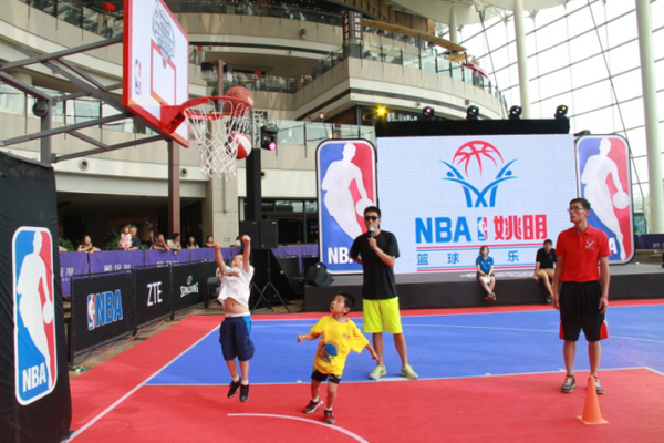 弗朗切斯科·托蒂两分钟的精彩表现， 多么不可思议的球员！（两分钟尽显传奇，弗朗切斯科·托蒂的不可思议表演）