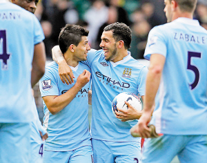 阿尔维斯再度现身宗教场合，拿起麦克风向信徒们传教（阿尔维斯再现宗教活动现场，手持麦克风向教众布道）