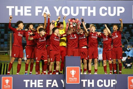 阿斯：巴萨本赛季球场外事务增多，弗里克比上赛季更加情绪化（阿斯报：巴萨本季场外风波增多，弗里克较上赛季更显情绪化）