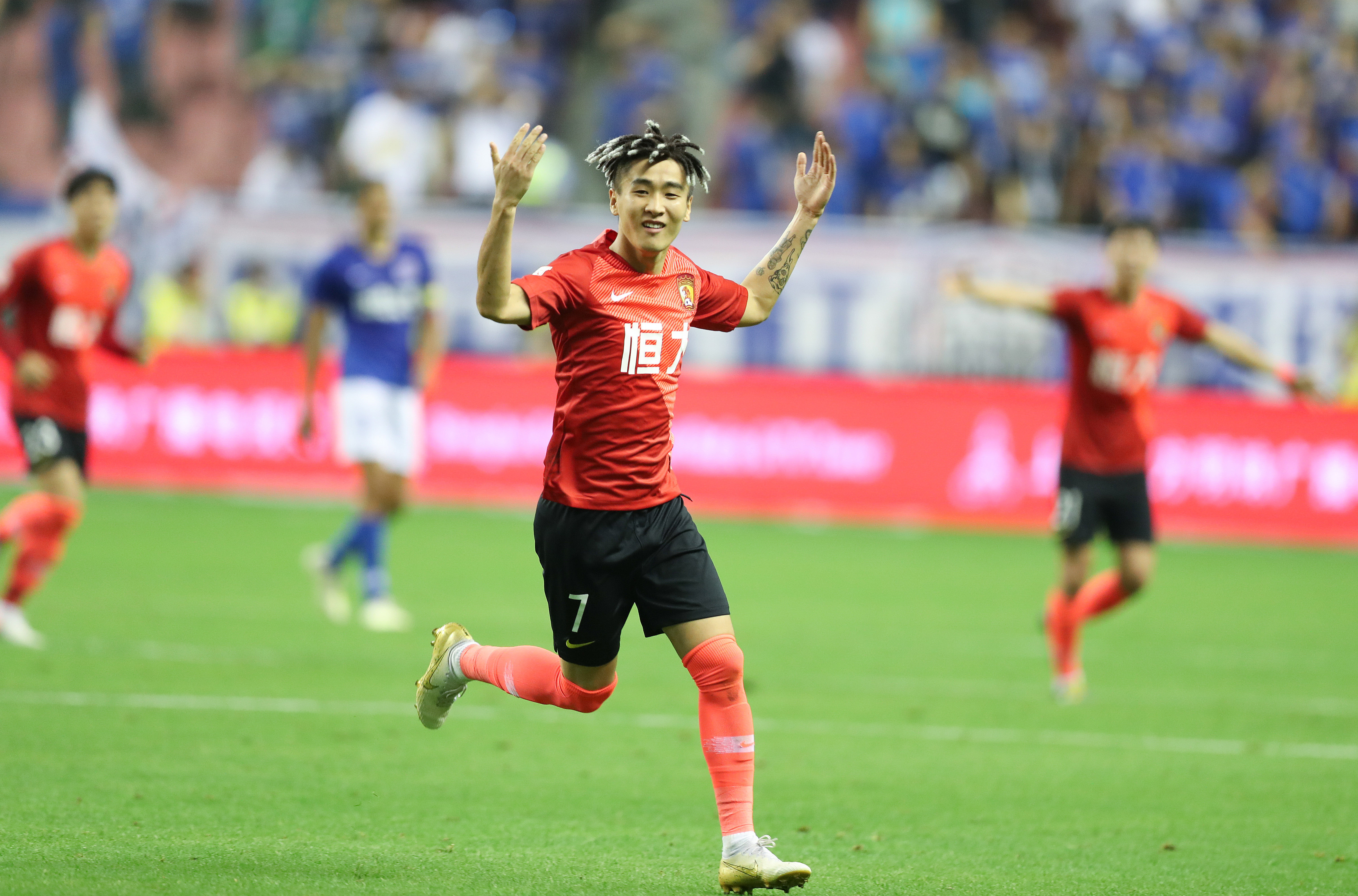 美加墨世界杯分组出炉：姆巴佩哈兰德死亡之组，梅西C罗上上签（美加墨世界杯抽签揭晓：姆巴佩、哈兰德落入死亡之组，梅西、C罗喜得上上签）