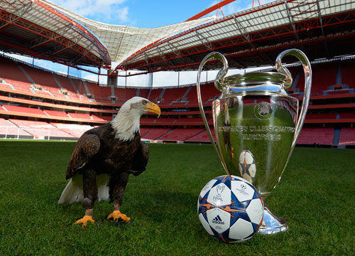 马斯坦托诺受伤后，皇马陷入困局。 ​（马斯坦托诺伤退，皇马陷入困境）