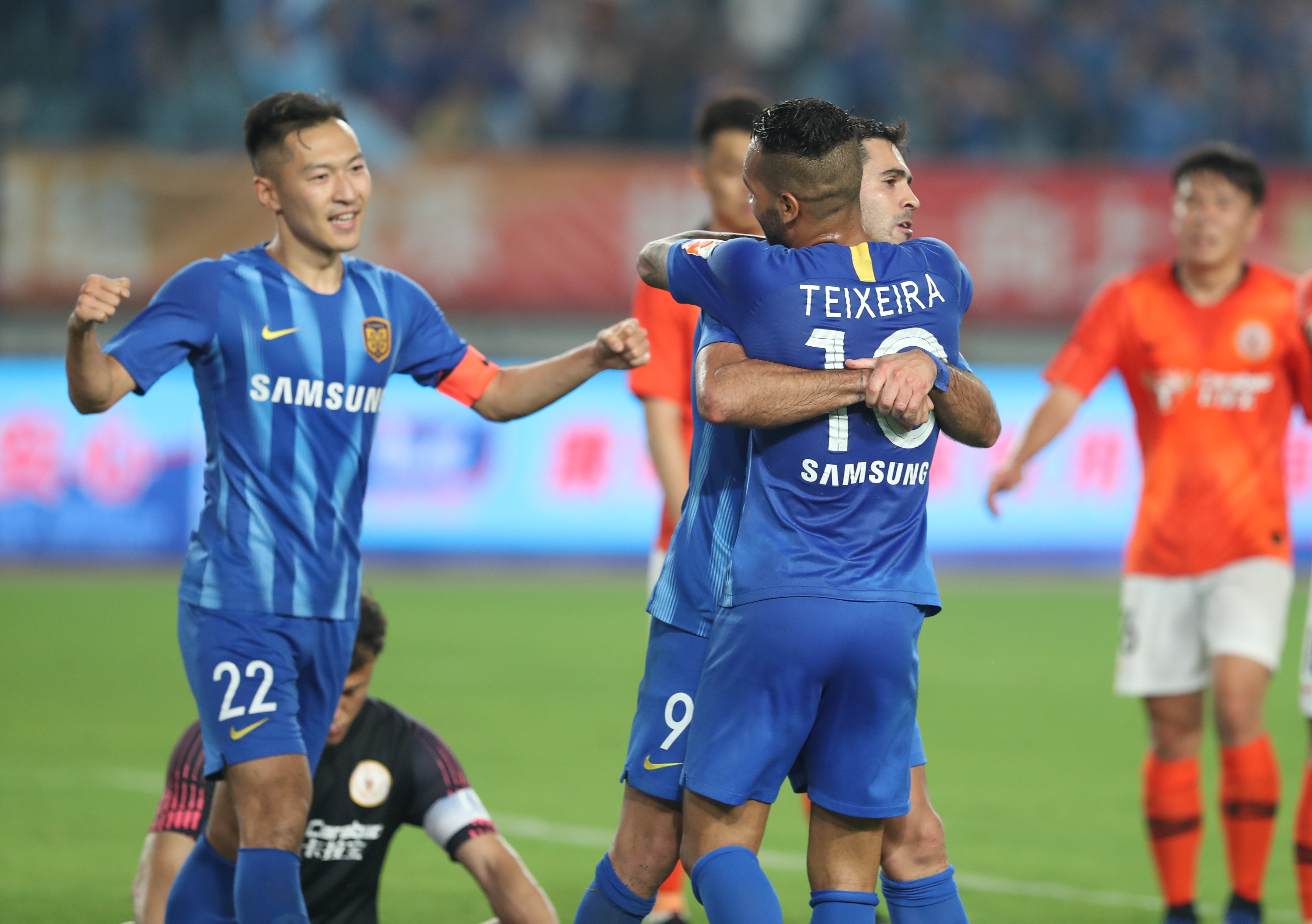 加比亚抱怨对手拖延时间，主裁：补时给了，你们想要15分钟吗（加比亚不满对手拖延，主裁回应：补时已给，还想要15分钟？）