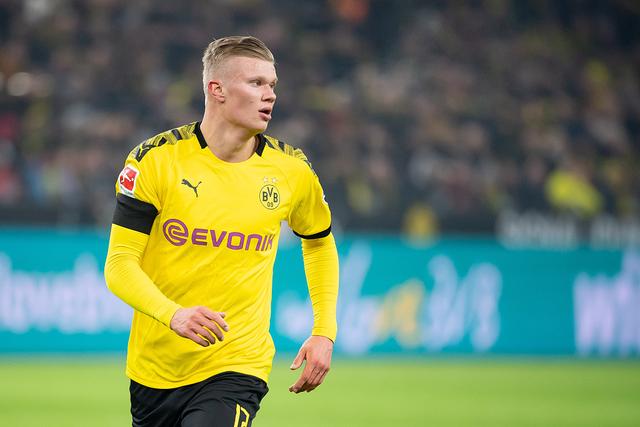 记者：切尔西在努力引进罗克，曼联也在关注他的情况（记者：切尔西积极推动罗克加盟，曼联也在关注其动向）